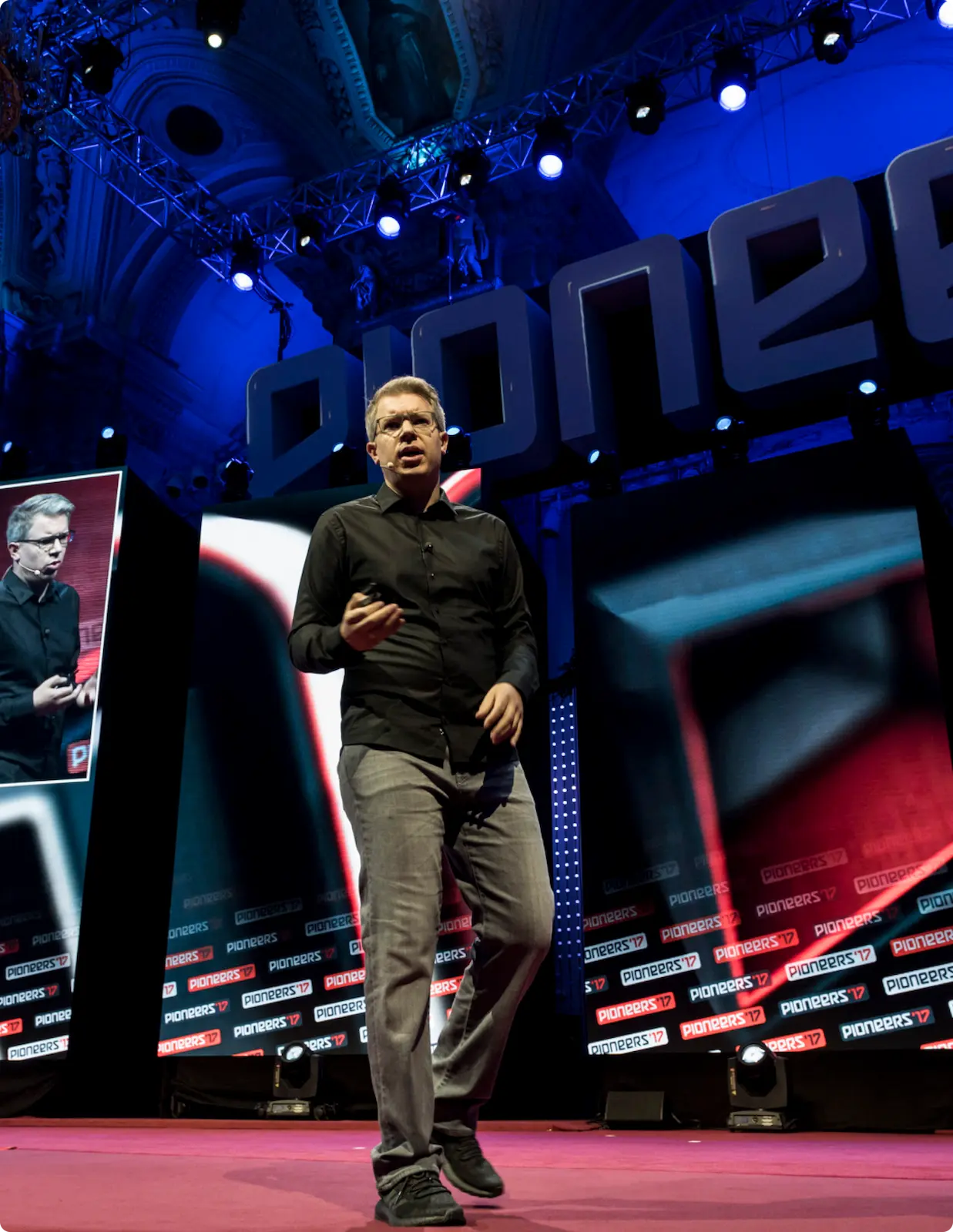 Frank Thelen speaking at Pioneers 17 conference, sharing insights on innovation and deep-tech investment.